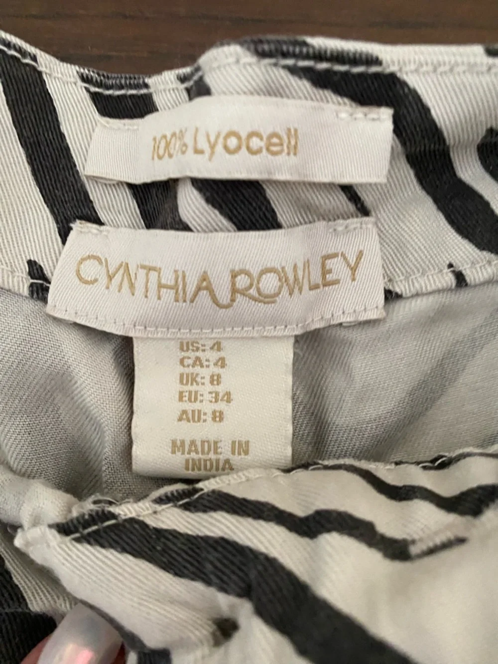 Cynthia Rowley Ivory & Brown 100% Lyocell Zebra Print Shorts Women’s Size 4 - Picture 10 of 14